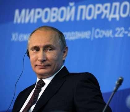 Modul prin care o femeie din SUA isi bate joc de Vladimir Putin. Fotografia pe care a pus-o pe internet este topless