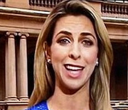 Decolteul cu care o jurnalista din Australia s-a dus la o inmormantare a starnit un intreg scandal. Cum s-a imbracat femeia Decolteul cu care o jurnalista din Australia s-a dus la o inmormantare a starnit un intreg scandal. Cum s-a imbracat femeia
