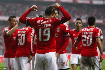 Omagiul impresionant adus de jucatorii Benficai legendarului fotbalist Eusebio Omagiul impresionant adus de jucatorii Benficai legendarului fotbalist Eusebio