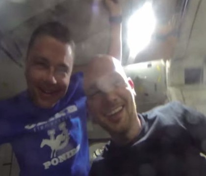 Filmare "subacvatica" a astronautilor. Imaginile au fost obtinute in spatiu, la 400 de kilometri de orice sursa de apa Filmare "subacvatica" a astronautilor. Imaginile au fost obtinute in spatiu, la 400 de kilometri de orice sursa de apa