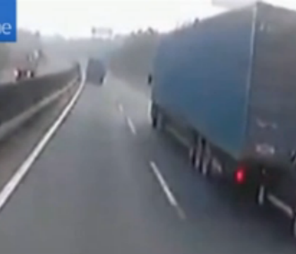 Incident inexplicabil pe o autostrada din China. Un Porsche Cayennes de 100.000, "tarat" 11 kilometri de un TIR. VIDEO Incident inexplicabil pe o autostrada din China. Un Porsche Cayennes de 100.000, "tarat" 11 kilometri de un TIR. VIDEO