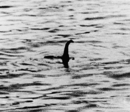 Monstrul din Loch Ness si-a facut din nou aparitia? Un barbat din Grecia sustine ca l-ar fi fotografiat. FOTO