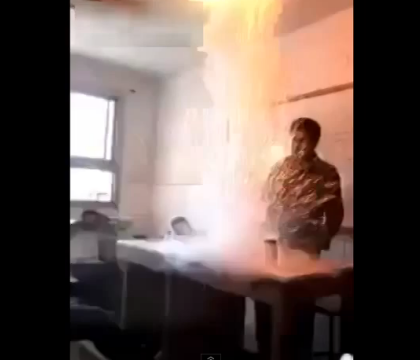 Experimentul esuat al unui profesor de chimie a trimis la spital toata clasa. Cum s-a produs explozia. VIDEO Experimentul esuat al unui profesor de chimie a trimis la spital toata clasa. Cum s-a produs explozia. VIDEO