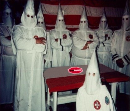 Ku Klux Klan a anuntat ca va recruta evrei, homosexuali si persoane de culoare. Intentiile ascunse din spatele deciziei Ku Klux Klan a anuntat ca va recruta evrei, homosexuali si persoane de culoare. Intentiile ascunse din spatele deciziei
