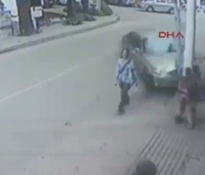 VIDEO. Secundele de dinaintea dezastrului. Ce se intampla cand o masina se izbeste de un stalp, langa trei pietoni