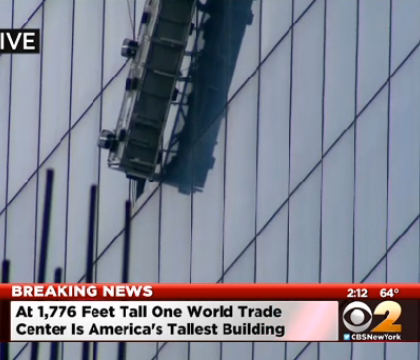 Doi muncitori, blocati pe o platforma mobila, suspendata in exteriorul One World Trade Center din New York Doi muncitori, blocati pe o platforma mobila, suspendata in exteriorul One World Trade Center din New York