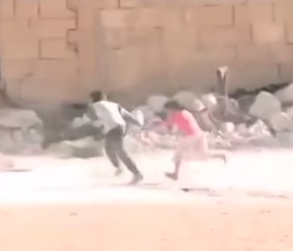 Un baietel sirian se preface ca e mort, in timpul unui atac armat, pentru a salva o fetita - VIDEO Un baietel sirian se preface ca e mort, in timpul unui atac armat, pentru a salva o fetita - VIDEO