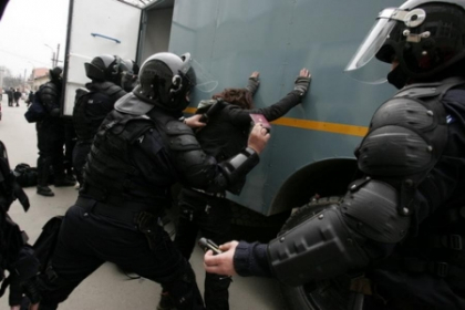 Prins in flagrant, a luat-o la fuga. Un inspector in constructii a calcat cu masina un ofiter CNA