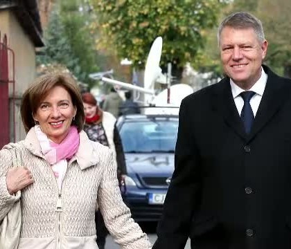 O admira pe Michelle Obama, preda engleza la liceu si se remarca prin eleganta. Cine este viitoarea Prima Doamna a Romaniei O admira pe Michelle Obama, preda engleza la liceu si se remarca prin eleganta. Cine este viitoarea Prima Doamna a Romaniei
