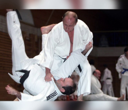 Vladimir Putin, cunoscut practicant de arte martiale, a primit "centura neagra cu 8 dani" de la federatia de Karate Kyokushin Vladimir Putin, cunoscut practicant de arte martiale, a primit "centura neagra cu 8 dani" de la federatia de Karate Kyokushin