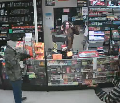 VIDEO camera de supraveghere. Cel mai politicos hot. Ce i-a spus vanzatoarei dupa ce a jefuit un magazin VIDEO camera de supraveghere. Cel mai politicos hot. Ce i-a spus vanzatoarei dupa ce a jefuit un magazin
