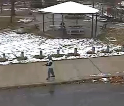 Imaginile tragediei din Cleveland, unde un adolescent de 12 ani, care avea un pistol de jucarie, a fost ucis de politisti. VIDEO