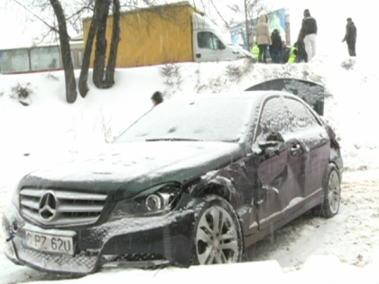 Iarna face ravagii in capitala! Mai multe masini s-au ciocnit in lant, o teava sparta a inundat o strada