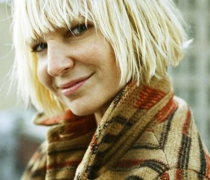 Chandelier, interpretat de Sia, desemnat cel mai bun cantec al anului 2014 de Billboard Chandelier, interpretat de Sia, desemnat cel mai bun cantec al anului 2014 de Billboard