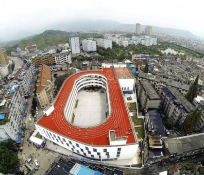 Tara care a construit o pista de atletism pentru elevi deasupra unei cladiri. Elevii alearga la 200 de metri altitudine Tara care a construit o pista de atletism pentru elevi deasupra unei cladiri. Elevii alearga la 200 de metri altitudine