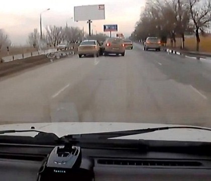 VIDEO. Din Rusia, cu dragoste. Cum s-a razbunat o rusoaica atunci cand l-a vazut pe fostul iubit, in masina, cu noua partenera