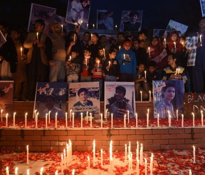 Armata pakistaneza aproba executia a sase islamisti, dupa sangerosul atac, soldat cu 148 de morti, dintre care 132 de elevi