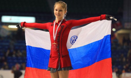 Fetita cu paltonul rosu de la Soci. L-a ridicat pe Putin in picioare si a ajuns "iubita" Jocurilor Olimpice