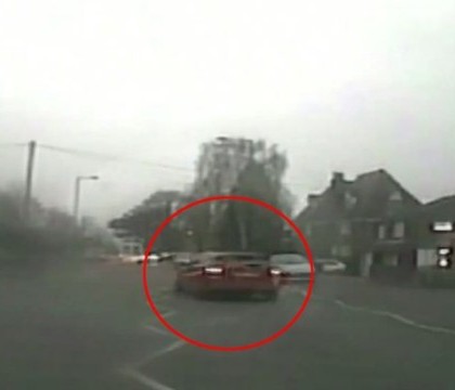 Un sofer vitezoman a lovit o fetita de 12 ani, chiar pe trecere. Ce a surprins o camera de supraveghere imediat dupa accident. VIDEO