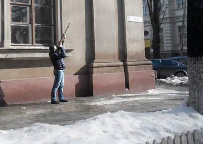 N-o sa crezi ca e posibil! Cum se dau jos turturii de pe stresinile cladirilor din Chisinau. FOTO N-o sa crezi ca e posibil! Cum se dau jos turturii de pe stresinile cladirilor din Chisinau. FOTO