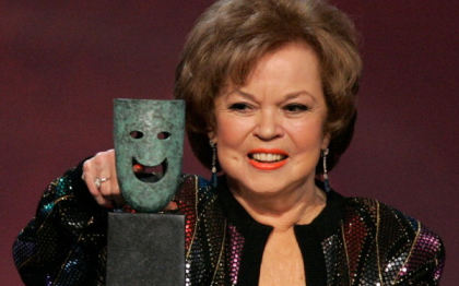 Shirley Temple a murit la 85 de ani. Fostul copil minune de la Hollywood juca in filme inca de la varsta de 3 ani Shirley Temple a murit la 85 de ani. Fostul copil minune de la Hollywood juca in filme inca de la varsta de 3 ani