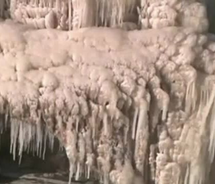 Expresia "e un ger de crapa pietrele" nu mai e de actualitate. In China a fost atat de frig incat a inghetat o cascada Expresia "e un ger de crapa pietrele" nu mai e de actualitate. In China a fost atat de frig incat a inghetat o cascada