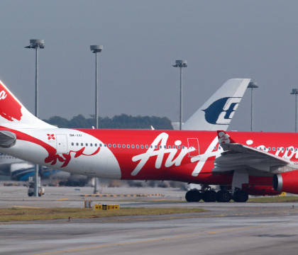 Criza fara precedent pentru "cea mai buna companie low-cost". Disparitia zborului QZ8501, primul incident in istoria AirAsia
