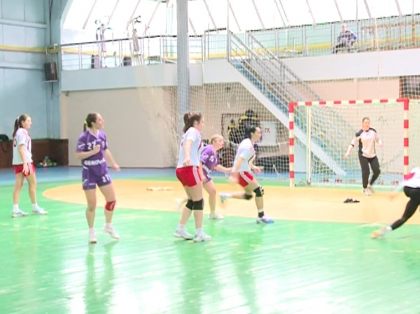Titlul este aproape decis. Cine este favorita pentru marele titlu in campinatul national de handbal Titlul este aproape decis. Cine este favorita pentru marele titlu in campinatul national de handbal