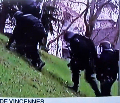VIDEO. Imagini virale cu interventia politistilor francezi. Un spatiu verde i-a impedicat sa ajunga la locul luarii de ostatici VIDEO. Imagini virale cu interventia politistilor francezi. Un spatiu verde i-a impedicat sa ajunga la locul luarii de ostatici
