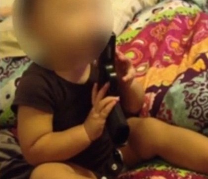 Politistii au descoperit imagini socante pe telefonul unei mame din SUA. Cu ce se juca copilul ei in filmare