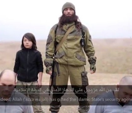 IMAGINI SOCANTE. Doi agenti ai serviciilor secrete ruse, executati de Statul Islamic. Calaul ar fi un copil de 10 ANI IMAGINI SOCANTE. Doi agenti ai serviciilor secrete ruse, executati de Statul Islamic. Calaul ar fi un copil de 10 ANI