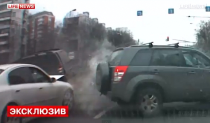 Accident TERIFIANT la Moscova! Momentul in care un JEEP scapat de sub control SPULBERA patru masini Accident TERIFIANT la Moscova! Momentul in care un JEEP scapat de sub control SPULBERA patru masini
