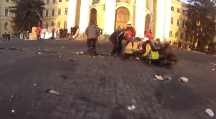 OROARE la Kiev. Momentul in care un barbat neinarmat este IMPUSCAT in cap in plina strada. VIDEO OROARE la Kiev. Momentul in care un barbat neinarmat este IMPUSCAT in cap in plina strada. VIDEO