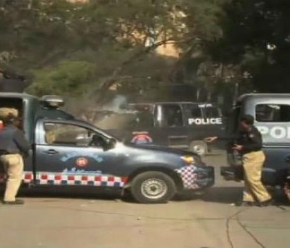 VIDEO. Fotograf AFP, impuscat in manifestatiile din Pakistan impotriva Charlie Hebdo. Politistii au tras focuri de arma de somatie VIDEO. Fotograf AFP, impuscat in manifestatiile din Pakistan impotriva Charlie Hebdo. Politistii au tras focuri de arma de somatie