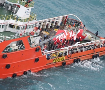 Trupurile neinsufletite ale pasagerilor, cu centurile de siguranta puse, descoperite langa epava avionului AirAsia