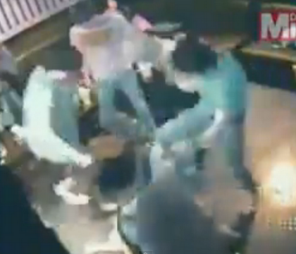 Bataie violenta intr-un club australian. Camerele VIDEO au inregistrat momentul in care un cuplu este "calcat in picioare" Bataie violenta intr-un club australian. Camerele VIDEO au inregistrat momentul in care un cuplu este "calcat in picioare"