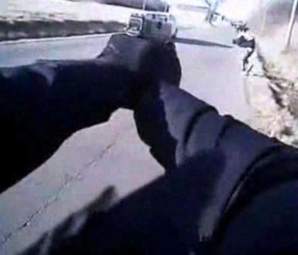 Momentul in care un politist american impusca un suspect, surprins de camera corporala a ofiterului Momentul in care un politist american impusca un suspect, surprins de camera corporala a ofiterului