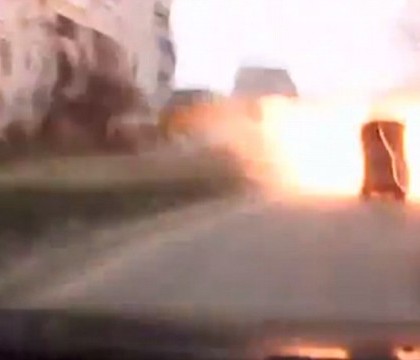 VIDEO. Un sofer ucrainean filmeaza momentul in care o racheta cade la cativa metri de masina lui, in Mariupol VIDEO. Un sofer ucrainean filmeaza momentul in care o racheta cade la cativa metri de masina lui, in Mariupol