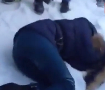 Scene socante in Rusia. O adolescenta de 15 ani este batuta de colegii de clasa si lasata sa sangereze in zapada Scene socante in Rusia. O adolescenta de 15 ani este batuta de colegii de clasa si lasata sa sangereze in zapada