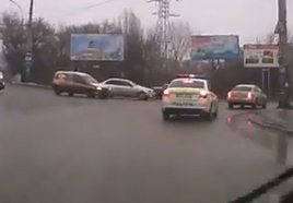 VIDEO. Lege, dar nu pentru ei! Momentul in care o masina a POLITIEI ignora vehement regulile de circulatie VIDEO. Lege, dar nu pentru ei! Momentul in care o masina a POLITIEI ignora vehement regulile de circulatie