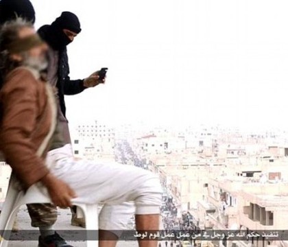 Pedeapsa aplicata de ISIS unui barbat din Siria pentru ca era homosexual. Imaginile sunt extrem de violente