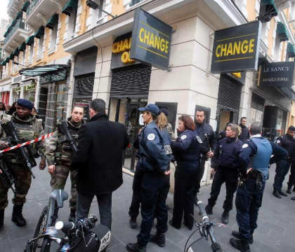 Trei militari francezi care pazeau un centru evreiesc au fost injunghiati in Nisa. Agresorul a fost prins