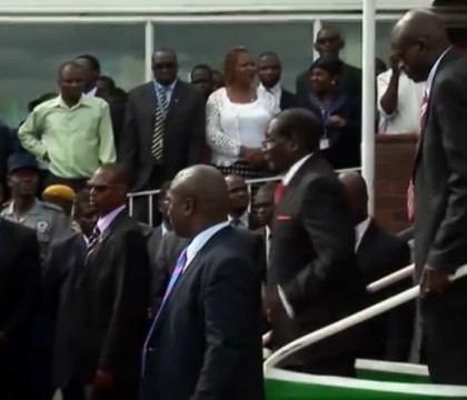 VIDEO. Presedintele din Zimbabwe a cazut in timpul unei vizite oficiale. Imaginile pe care Mugabe a incercat sa le interzica