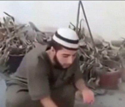 VIDEO. Teroristii din gruparea Stat Islamic, ironizati in social media cu momente in care s-au aruncat in aer din greseala VIDEO. Teroristii din gruparea Stat Islamic, ironizati in social media cu momente in care s-au aruncat in aer din greseala