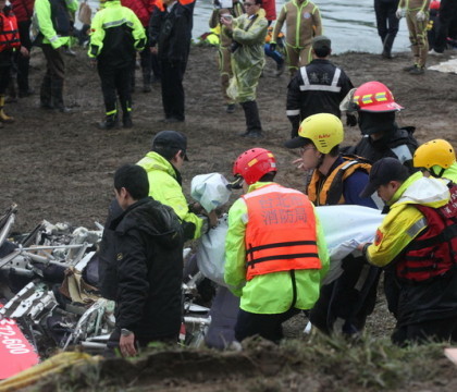 Accidentul aviatic din Taiwan: Bilantul mortilor a ajuns la 38, in timp ce 5 persoane sunt inca disparute Accidentul aviatic din Taiwan: Bilantul mortilor a ajuns la 38, in timp ce 5 persoane sunt inca disparute