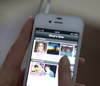iPhone-ul a ucis-o pe o tanara din Rusia, care s-a electrocutat in timp ce se uita pe Facebook in cada