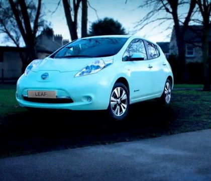 Nissan a creat masina care straluceste in intuneric pana la 10 ore. VIDEO