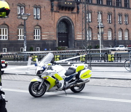 Atac armat la Copenhaga, in timpul unei dezbateri despre libertatea de expresie. O persoana a fost ucisa, 3 politisti raniti