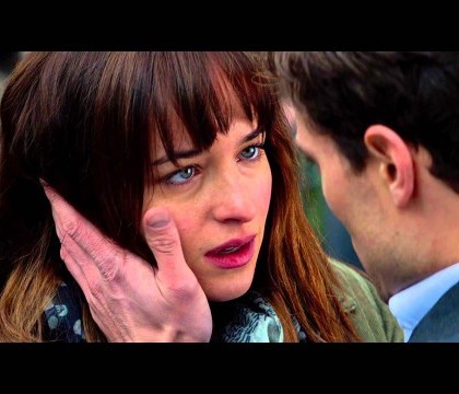 Fifty Shades of Grey, "cel mai provocator film al deceniului", a doborat recordul la incasari, dar si la critici