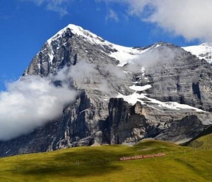Compania mai valoroasa ca Elvetia sau ca Google si Microsoft la un loc. Numele care scrie istorie pe pietele financiare Compania mai valoroasa ca Elvetia sau ca Google si Microsoft la un loc. Numele care scrie istorie pe pietele financiare